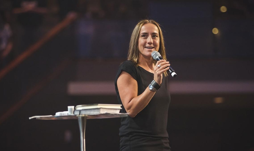 Christine Caine acredita que fomos criados para viver livres em Cristo. (Foto: Reprodução).