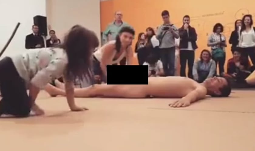 O vídeo da garota de apenas quatro anos tocando o homem nu durante um evento do MAM chocou o país ao final de setembro. (Imagem: Facebook)
