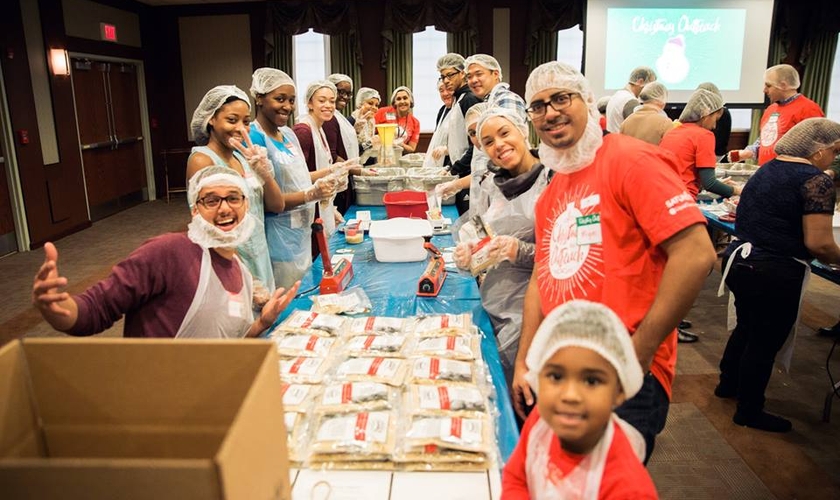 Serão dois dias de mutirão voluntário para embalar as refeições. (Foto: Liquid Church).