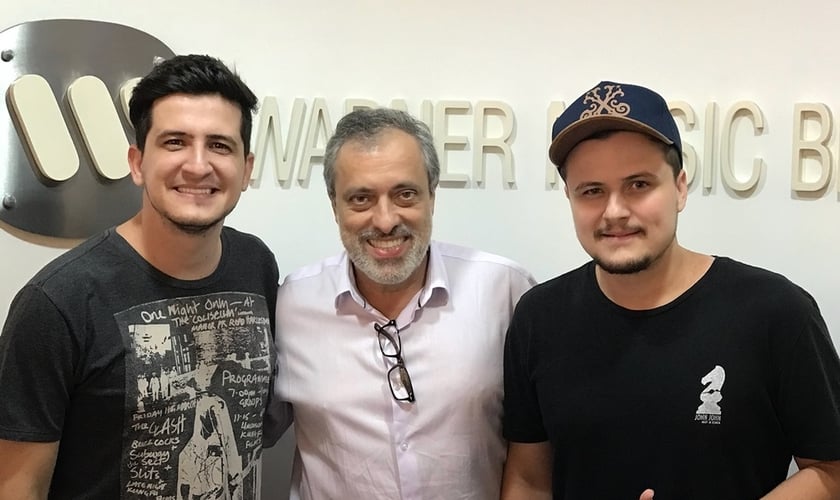 O presidente da Warner Music Brasil, Sérgio Affonso, e a dupla André e Felipe. (Foto: Divulgação).