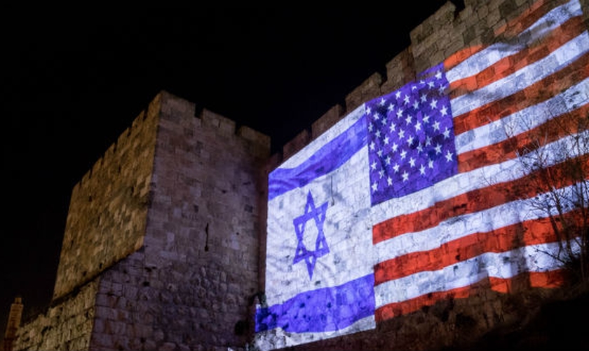 Bandeiras israelense e americana foram exibidas no muro da Cidade Velha de Jerusalém. (Foto: Yontan Sindel/Flash90)
