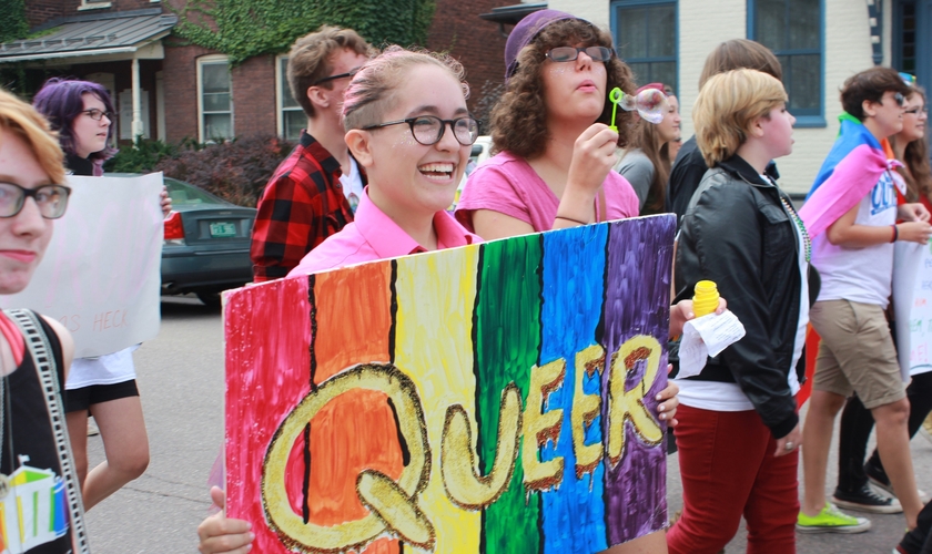 Adolescentes se manifestam em favor da ideologia de gênero. (Foto: Outright Vermont)