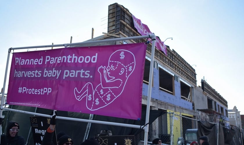 Manifestantes fazem protesto contra a Planned Parenthood nos EUA. (Foto: The Blaze)