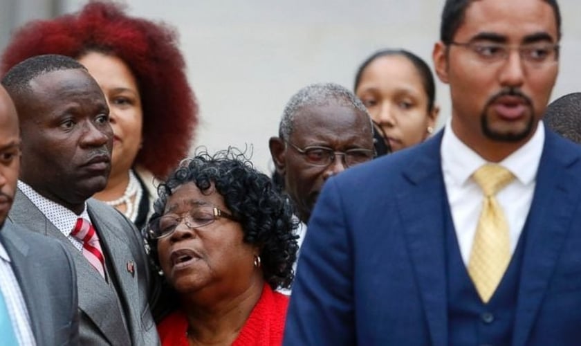 Judy [ao centro], mãe de Walter Scott, é consolada por seu filho Rodney, após o julgamento do ex-oficial Michael Slager. (Foto: AP Photo/Mic Smith)