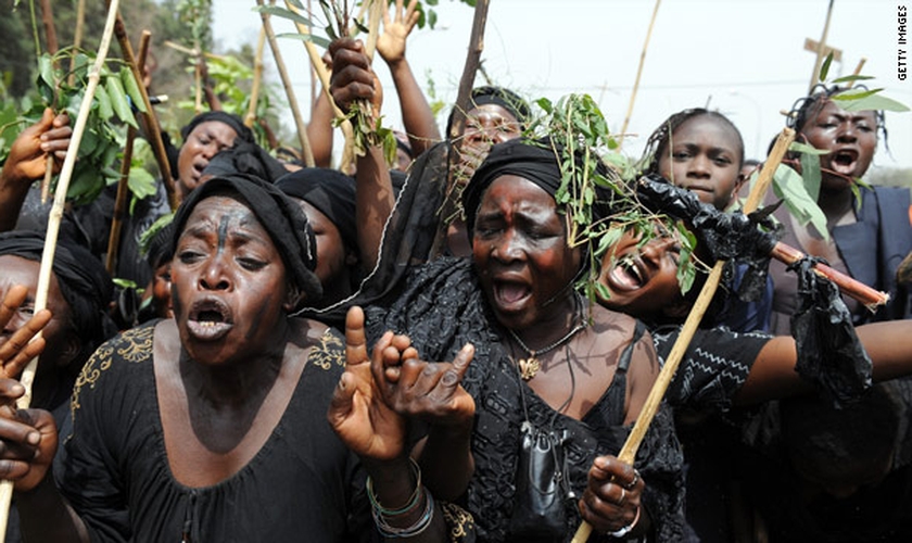 Nigerianos protestam contra a onda de violência perpetrada por grupos terroristas, como o Boko Haram e os Fulani. (Foto: cnn.com)