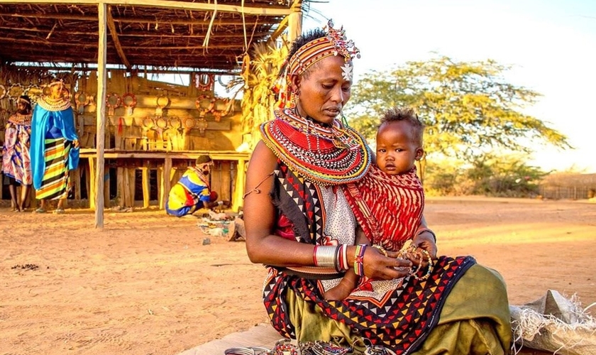 Mulher carrega o filho nos braços em aldeia do Quênia. (Foto: Foundation for Economic Education)