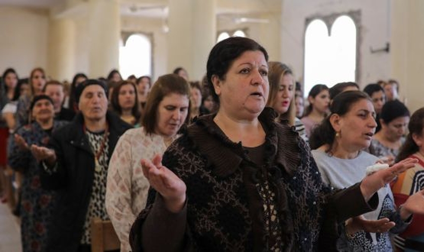 Cristãos celebram culto em igreja iraquiana. (Foto: The Irish Times)