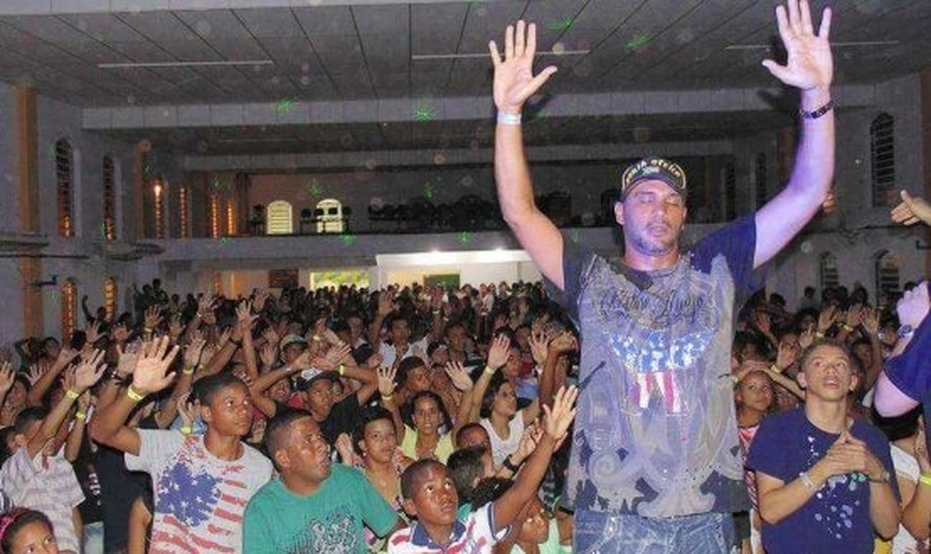 Hoje o ex-MC Bola de Fogo é cristão e coordena uma clínica de reabilitação no ES. (Foto: Divulgação/Giro Assessoria)