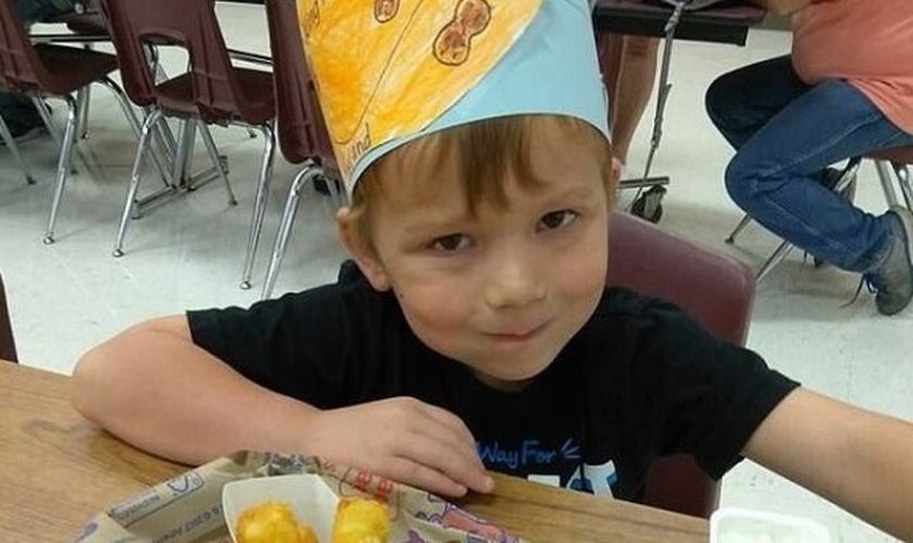 Ryland Ward tem seis anos e sobreviveu a cinco ferimentos a bala. (Foto: Facebook)