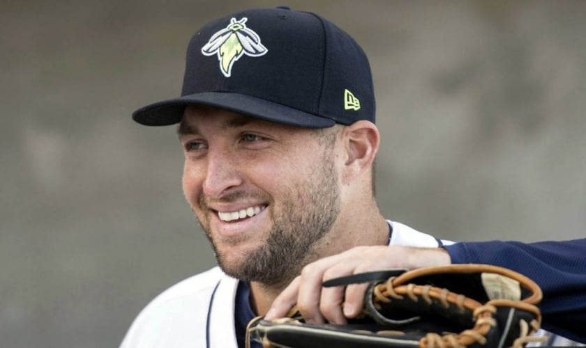 Após fazer sucesso na Liga de Futebol Americano, Tim Tebow investiu na carreira de jogador de Baseball. (Foto: Sportsnet)