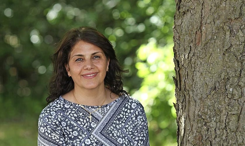 Annahita Parsan dirige congregações de origens muçulmanas, evangelizadas para muçulmanos. (Foto: Reprodução).