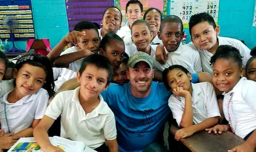 Deus ouviu a oração do diretor e guiou os missionários para a escola. (Foto: Reprodução).