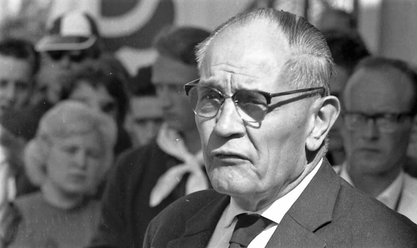 Pastor Martin Niemöller chegou a votar no partido de Hitler, mas se revoltou contra o nazismo quando viu o sistema conflitar com sua fé. (Foto: pri.org)