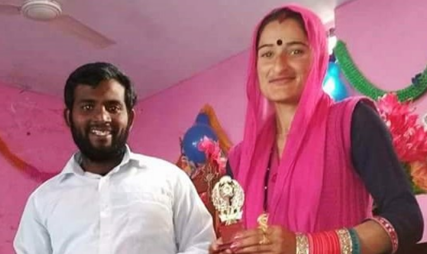 O pastor Jeewer Joeswa e Seema Devi no período do Natal. (Foto: Morning Star News).