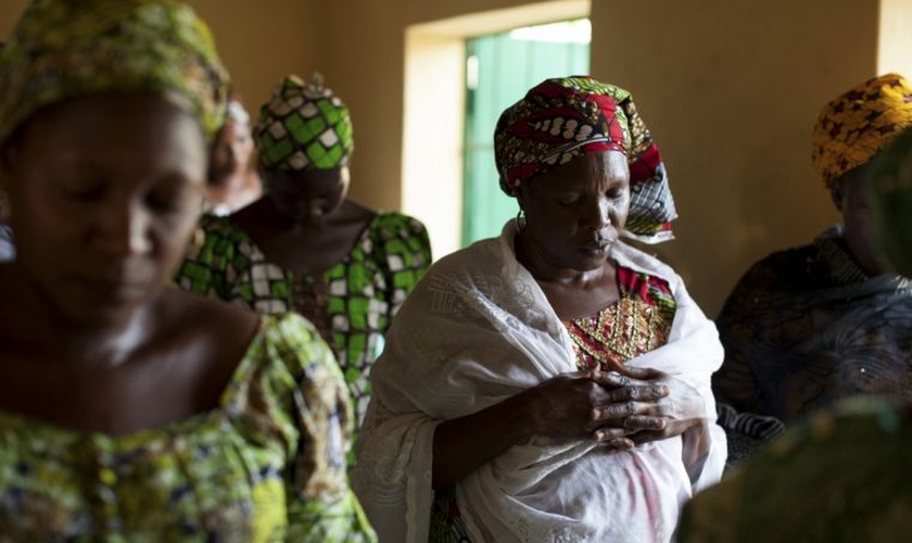 Mulheres orando durante o culto de uma igreja em Maiduguri, na Nigéria. (Foto: Reuters)