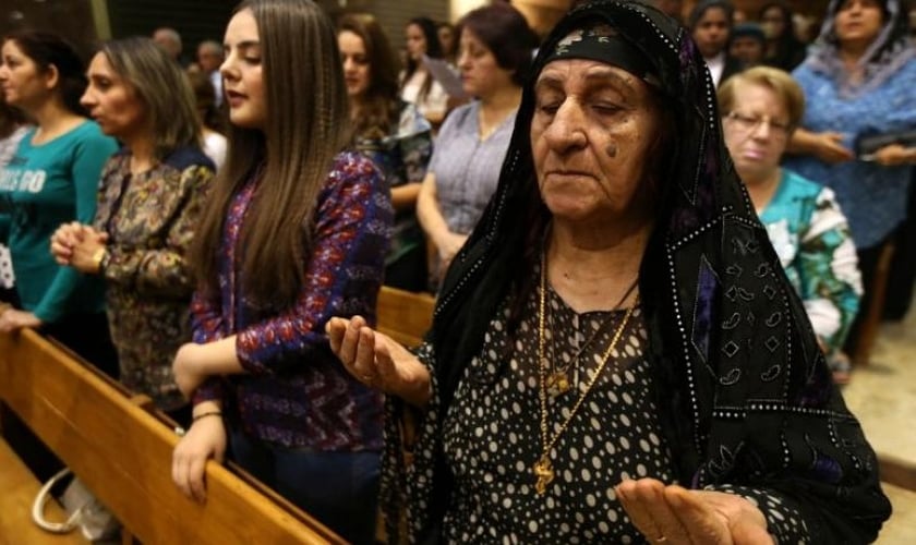 Cristãos iraquianos participam de culto. (Foto: aawsat.com)