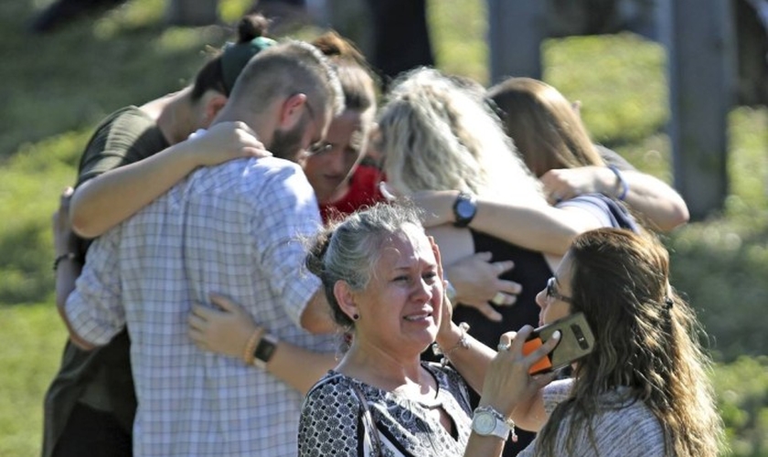 Na última quarta-feira um garoto invadiu uma escola da qual foi expulso e matou 17 pessoas. (Foto: Amy Beth Bennett / AP).