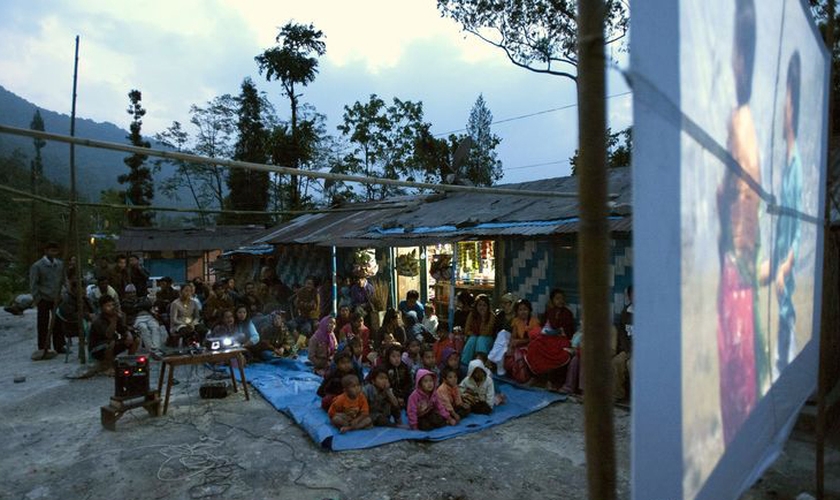 Depois da exibição do filme, dez pessoas se entregaram a Jesus. (Foto: Gospel For Asia)