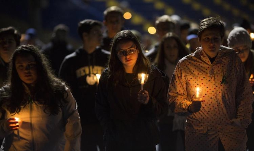 Estudantes do ensino médio durante uma vigília de oração depois do tiroteio em Parkland, na Flórida. (Foto: Getty Images/Drew Angerer)