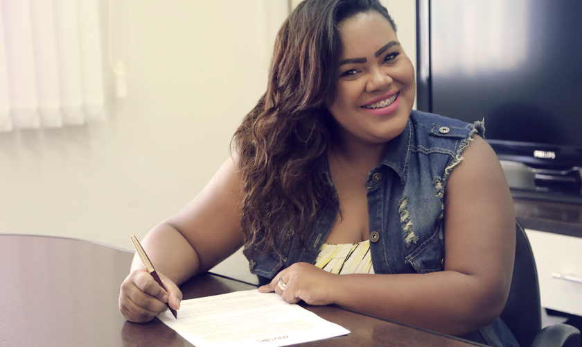 A cantora começou sua carreira musical ainda na adolescência, como vocalista do Raiz Coral. (Foto: Divulgação).