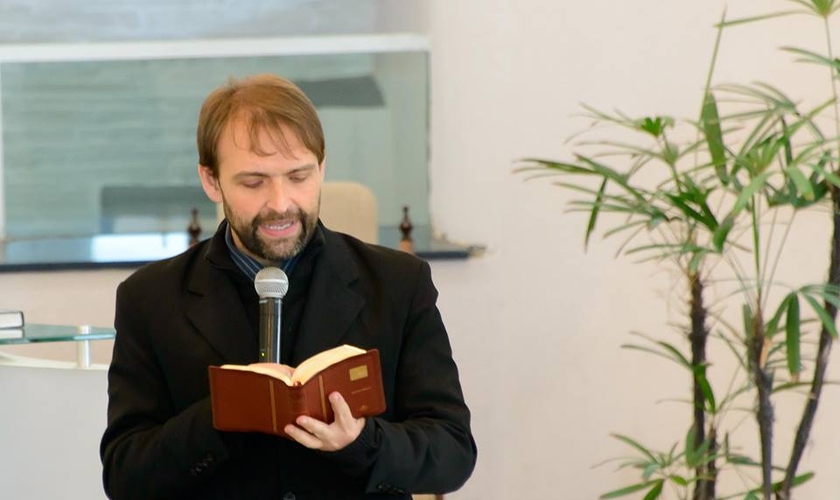 Além de ter conhecimento científico, Flávio Júnior é testemunho de transformação, pois iniciou uma transição da homossexualidade para a orientação heterossexual. (Foto: Reprodução).