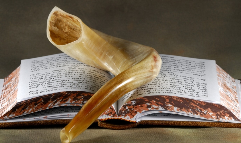  na festividade, o Shofar é tocado para celebrar a libertação e independência do Egito. (Foto: Reprodução).