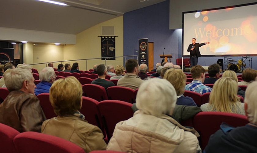 O filme foi exibido na Igreja Batista de Ballynahinch, na Irlanda do Norte. (Foto: Reprodução)