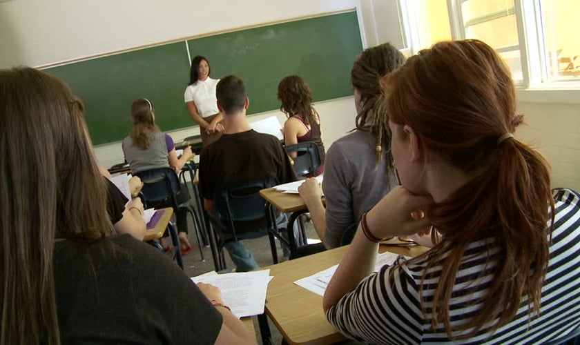 Imagem ilustrativa. Professora durante aula com estudantes do ensino médio. (Foto: Shutterstock)