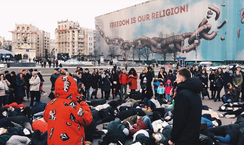 "Falamos sobre Jesus e centenas de pessoas tiveram a oportunidade de ouvir", disse Moah Buffalo. (Foto: Reprodução/Facebook).