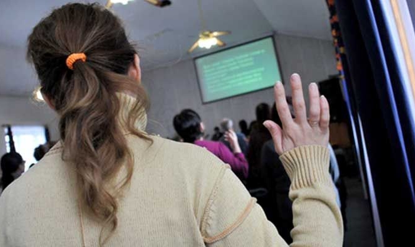 Inicialmente eles entraram para assistir o culto, mas depois passaram a gravar vídeos e vasculhar as salas da igreja. (Foto: Reprodução).