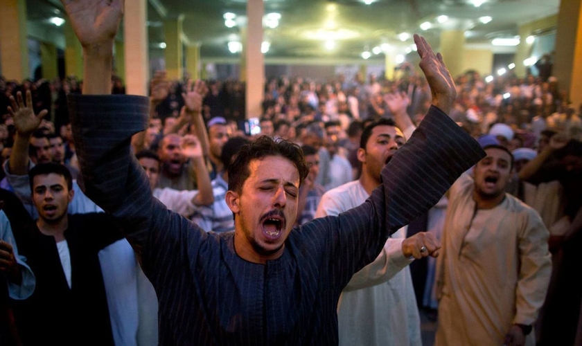 Cristãos coptas durante culto fúnebre após ataque na Catedral de Abu Garnous, em Minya, Egito. (Foto: AP Photo/Amr Nabil)