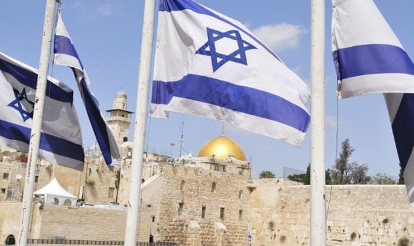 Bandeiras de Israel tremulam em Jerusalém, com o Monte do Templo ao fundo. (Foto: Shofar.HaGadol-HaYovel.Teruah.Acharonah)