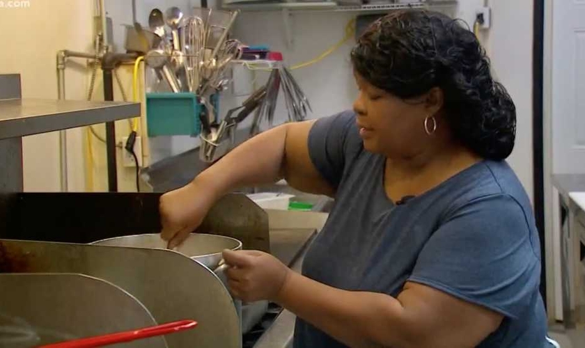 Paulette Johnson, dona do restaurante Trucker's Cafe, preparando as refeições. (Foto: Reprodução/WFAA-TV)