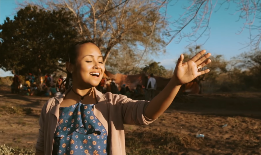 Bruna Karla se apresenta cantando e dançando juntamente com locais de Moçambique. (Foto: Reprodução).