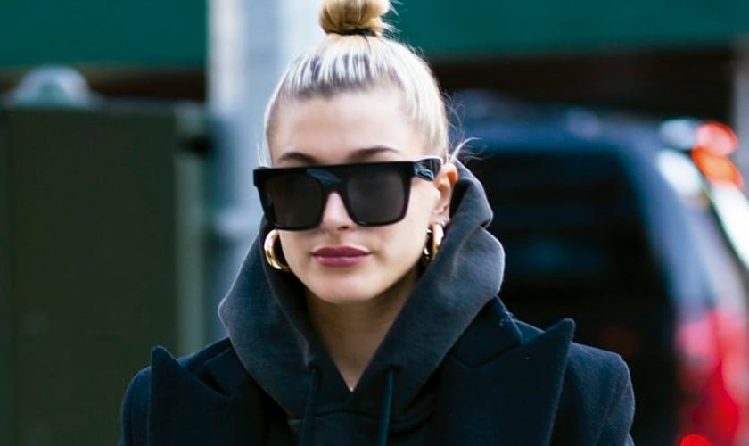 A top model americana Hailey Baldwin é adepta ao coque samurai. (Foto: Gotham/Contributor/Getty Images)