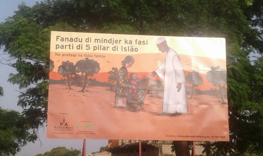 Outdoors foram colocados nas entradas e saídas de Guiné-Bissau, rejeitando a prática. (Foto: Reprodução).