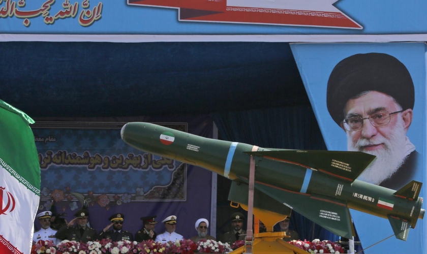 Caminhão militar transportando mísseis diante do retrato do líder supremo do Irã, aiatolá Ali Khamenei. (Foto: Getty Images)