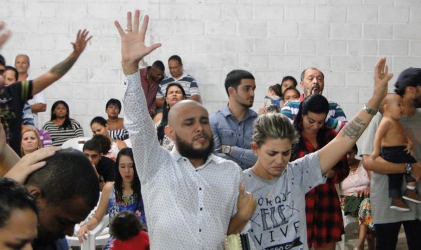 Um dia após a morte dos filhos, os pastores George Alves e Juliana Salles ministraram um culto em sua igreja. (Foto: Reprodução)