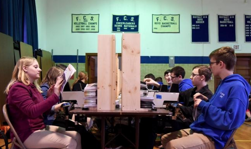 Estudantes da escola Faith Christian School se uniram para produzir exemplares da Bíblia. (Foto: Patrick Campbell/Pocono Record)