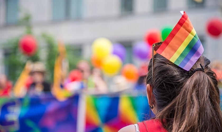Mulher acompanha a parada do orgulho gay em Toronto, no CanadÃ¡. (Foto: Marc Bruxelle)
