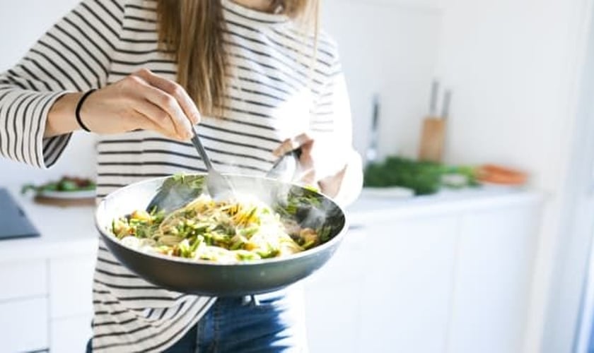 Se você comer o que gosta e fizer escolhas inteligentes, o sucesso na balança aparece. (Foto: Getty Images)