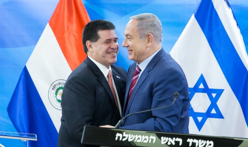Horacio Cartes, presidente do Paraguai e Benjamin Netanyahu, o primeiro-ministro de Israel. (Foto: Emil Salman/POOL).