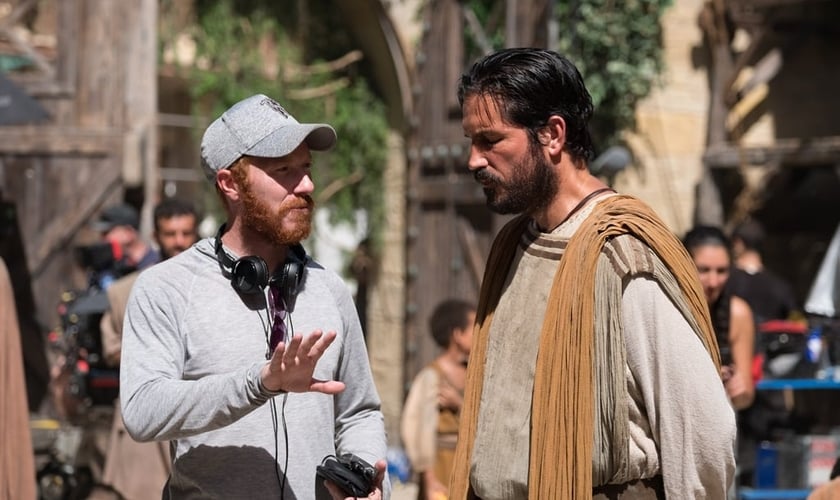 O diretor Andrew Hyatt numa das locações com o ator Jim Caviezel que no filme interpreta Lucas. (Foto: Divulgação).