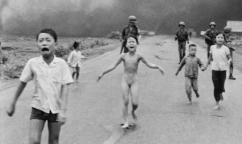 Hoje com 55 anos, Kim Phúc ficou conhecida mundialmente pela foto na qual ela é vista correndo de um bombardeio. (Foto: Reprodução).
