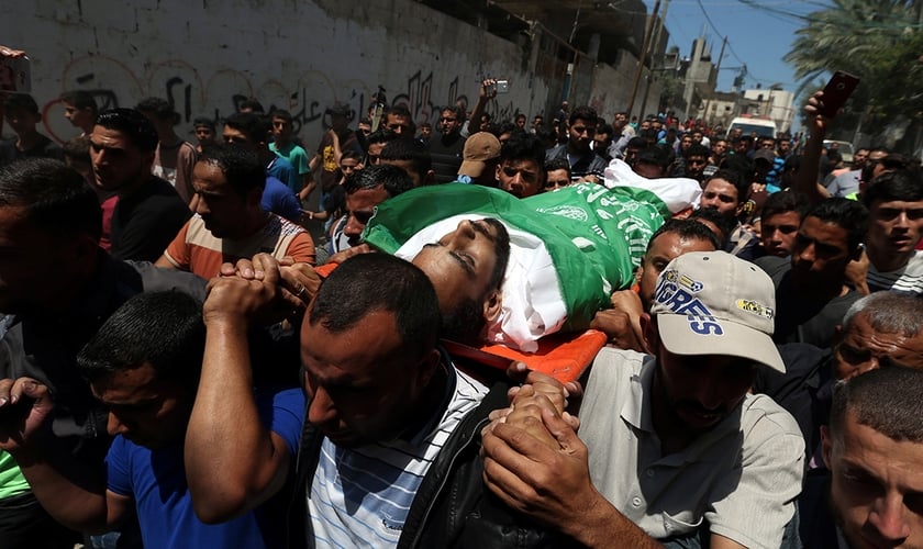 Palestinos carregam corpo de terrorista do Hamas em funeral. (Foto: Ibraheem Abu Mustafa/Reuters)