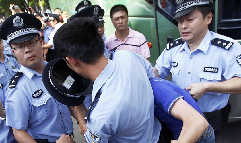 Imagem ilustrativa. Song Enguang evangelizou policiais enquanto era espancado, na China. (Foto: Reprodução)