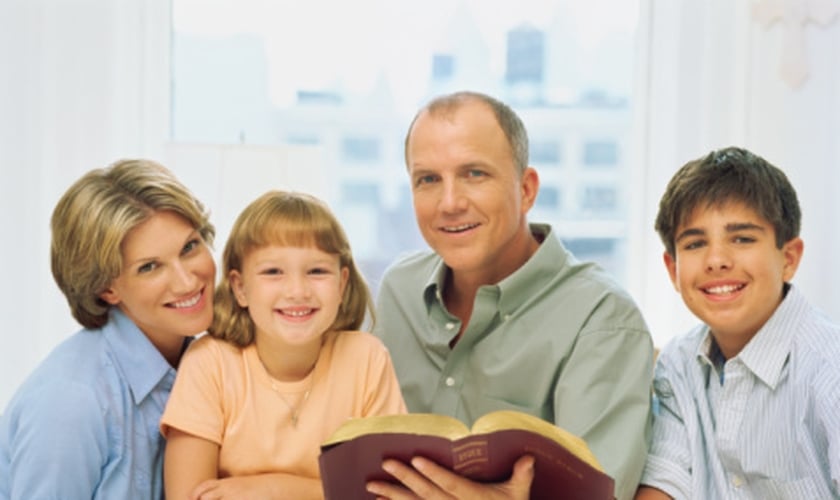 Família lendo a Bíblia. (Foto: Getty)