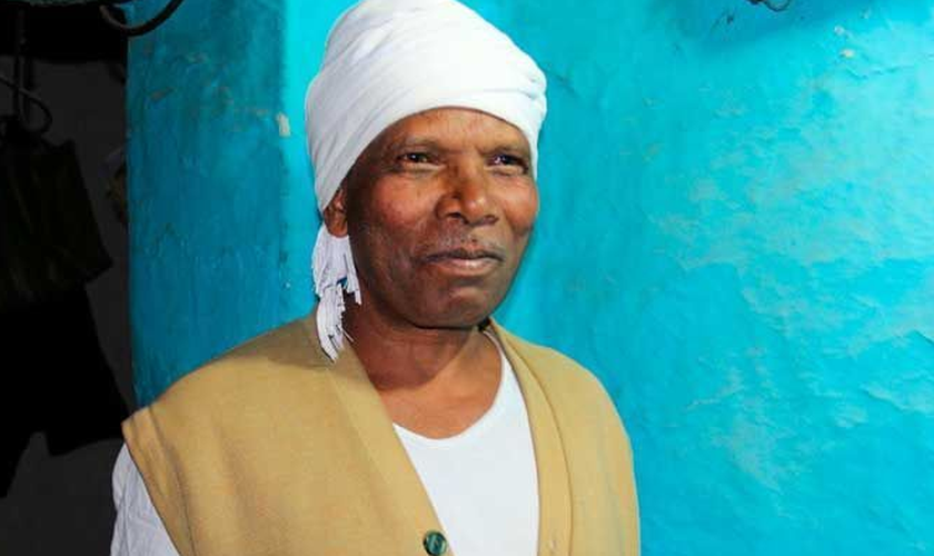 Santkumar se converteu depois de ser curado através da oração de um pastor. (Foto: Reprodução).
