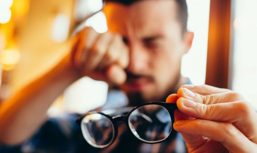 Quem coça muito os olhos tem chances aumentadas de desenvolver ceratocone. (Foto: SG Shot/Shutterstock)