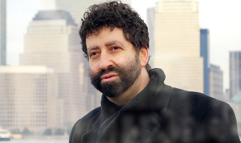 Jonathan Cahn se entregou a Cristo ajoelhado em um altar satânico. (Foto: Reprodução)